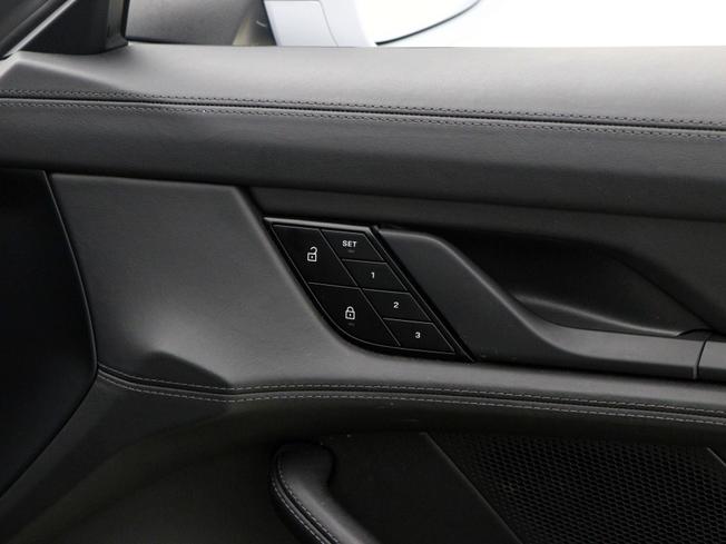 PORSCHE Taycan Photo 35