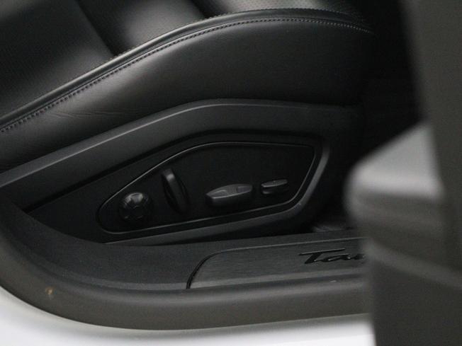 PORSCHE Taycan Photo 36