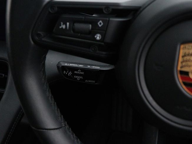 PORSCHE Taycan Photo 40