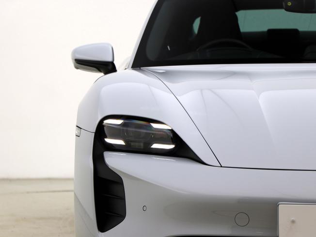 PORSCHE Taycan Photo 9