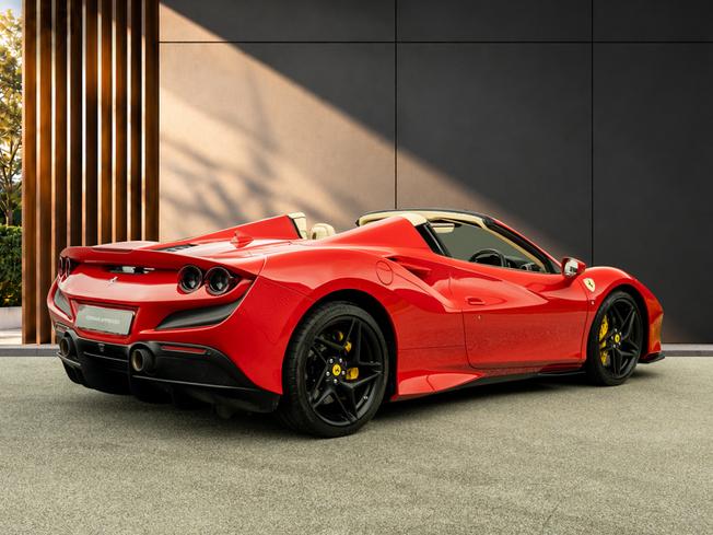 FERRARI F8 Photo 3