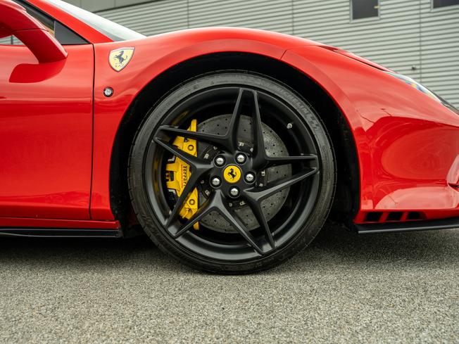 FERRARI F8 Photo 40