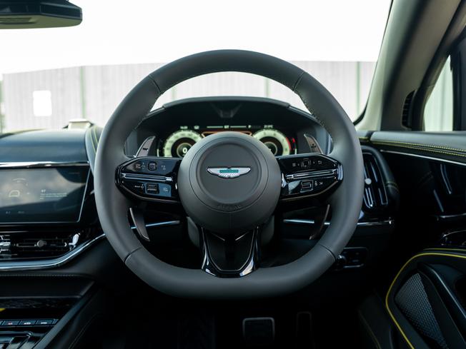 ASTON MARTIN DBX Photo 10