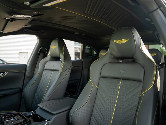 ASTON MARTIN DBX Photo 11