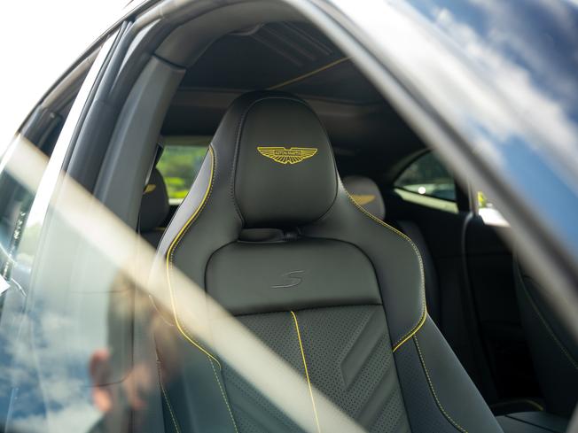 ASTON MARTIN DBX Photo 12