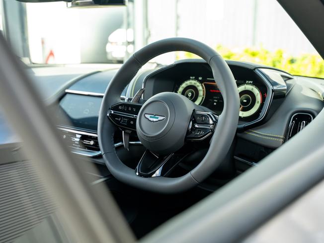 ASTON MARTIN DBX Photo 13