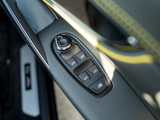 ASTON MARTIN DBX Photo 14