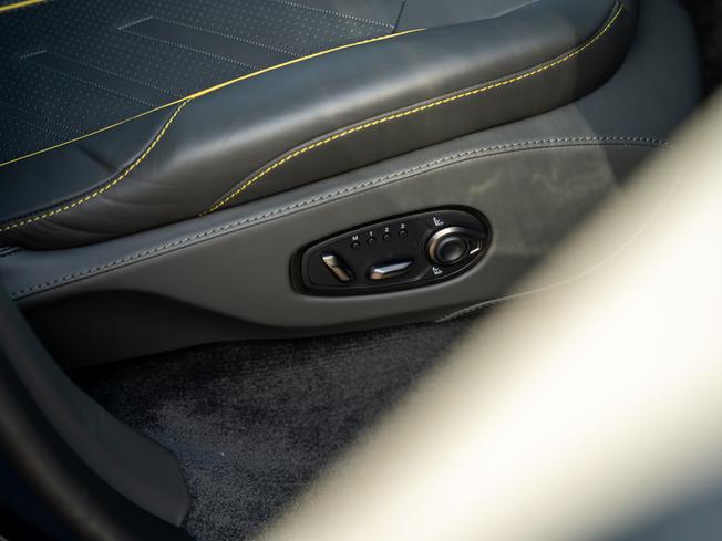 ASTON MARTIN DBX Photo 17