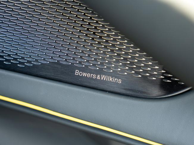 ASTON MARTIN DBX Photo 18