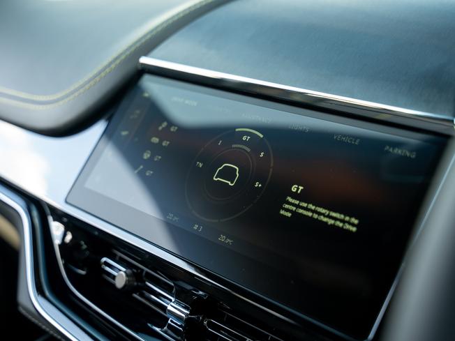 ASTON MARTIN DBX Photo 19