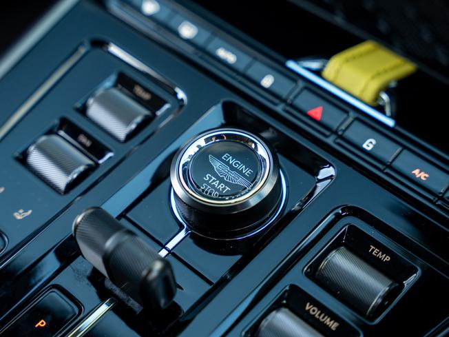 ASTON MARTIN DBX Photo 20