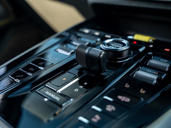 ASTON MARTIN DBX Photo 21