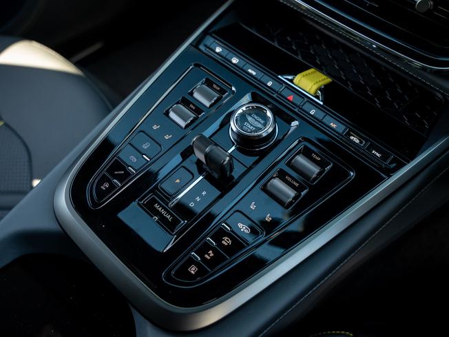 ASTON MARTIN DBX Photo 22