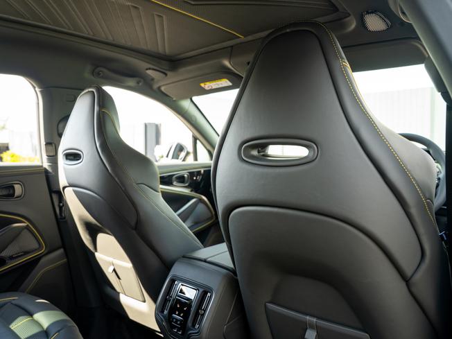 ASTON MARTIN DBX Photo 23