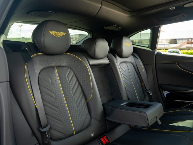 ASTON MARTIN DBX Photo 24