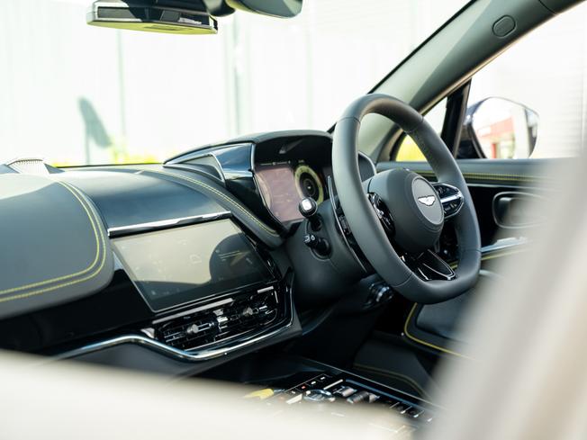 ASTON MARTIN DBX Photo 28