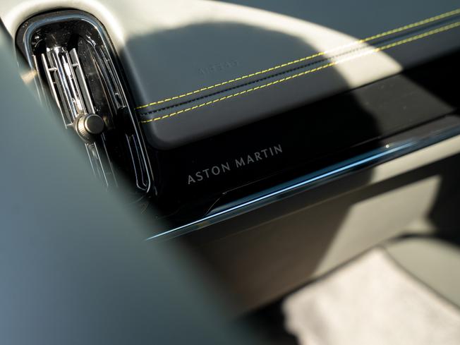 ASTON MARTIN DBX Photo 29