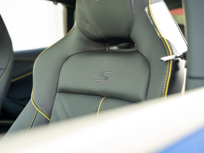 ASTON MARTIN DBX Photo 30