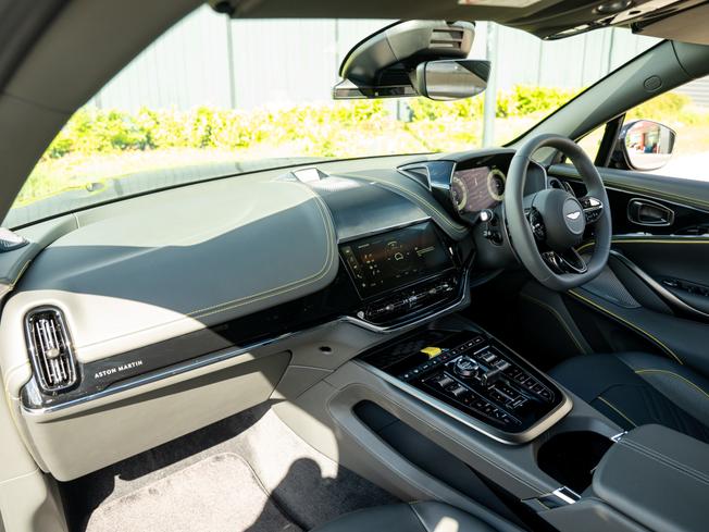 ASTON MARTIN DBX Photo 31