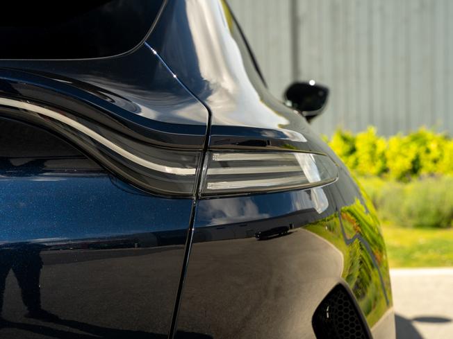 ASTON MARTIN DBX Photo 32
