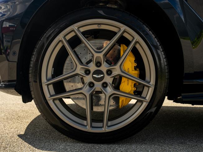 ASTON MARTIN DBX Photo 4