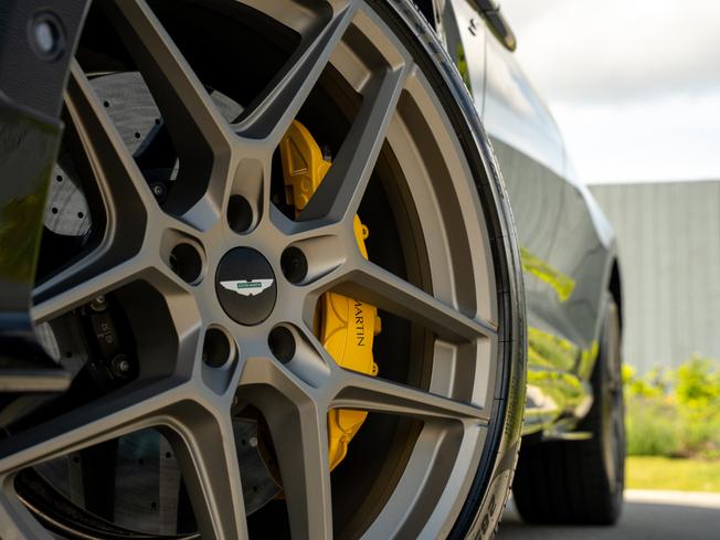 ASTON MARTIN DBX Photo 44