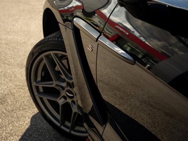 ASTON MARTIN DBX Photo 45