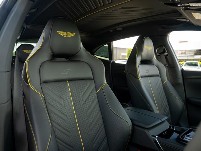 ASTON MARTIN DBX Photo 5