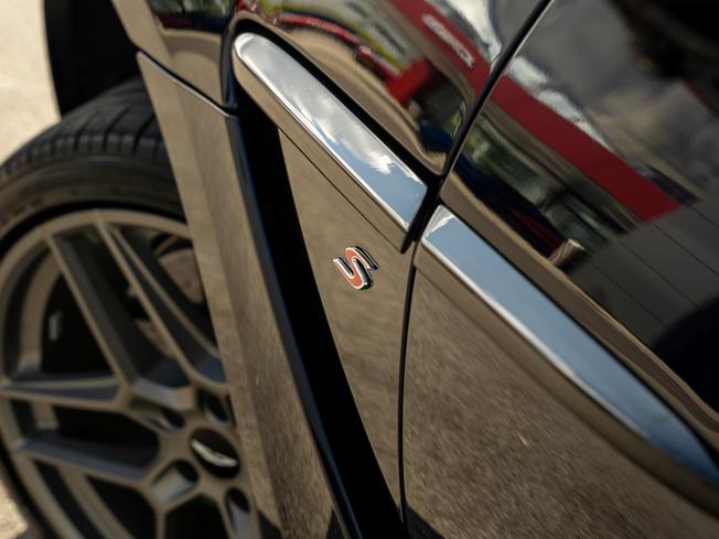 ASTON MARTIN DBX Photo 8