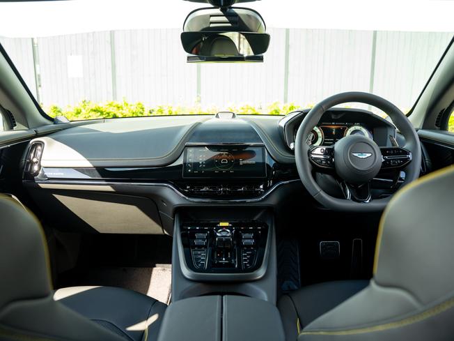 ASTON MARTIN DBX Photo 9