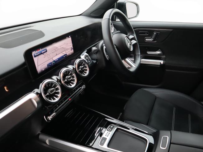 Mercedes-Benz GLB Photo 3