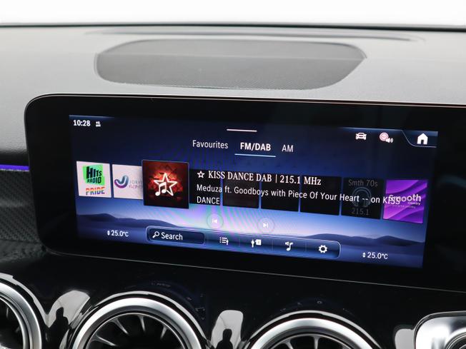 Mercedes-Benz GLB Photo 33