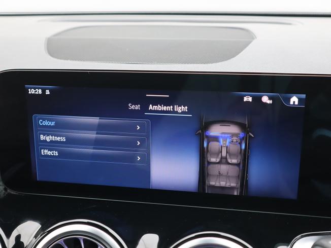 Mercedes-Benz GLB Photo 34