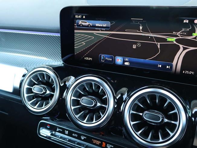 MERCEDES-BENZ GLB Photo 16