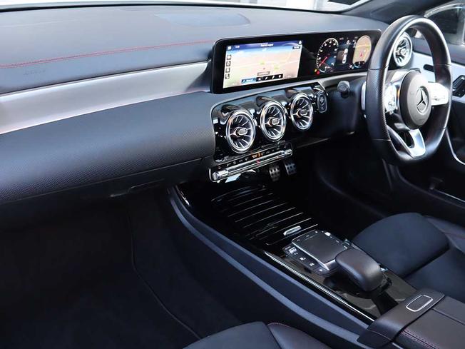 MERCEDES-BENZ CLA Class Photo 3