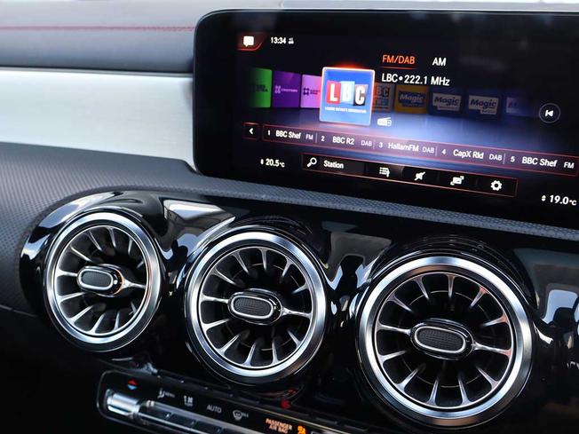MERCEDES-BENZ CLA Class Photo 37