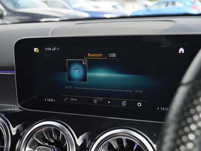 MERCEDES-BENZ GLB Photo 22