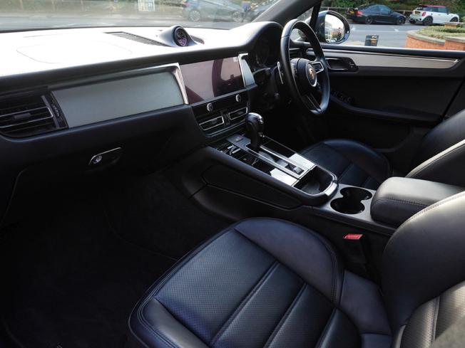 PORSCHE Macan Photo 3