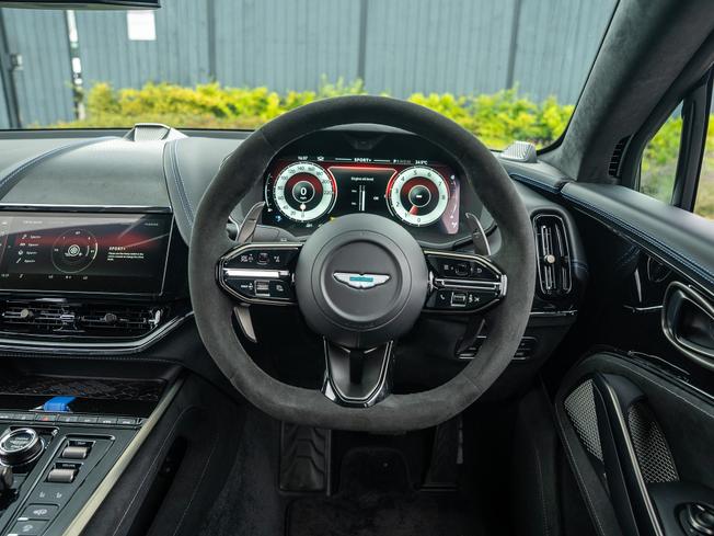 ASTON MARTIN Dbx Photo 11