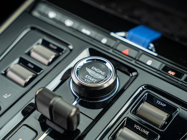 ASTON MARTIN Dbx Photo 14
