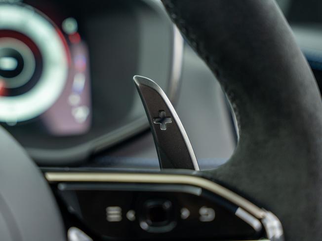 ASTON MARTIN Dbx Photo 17