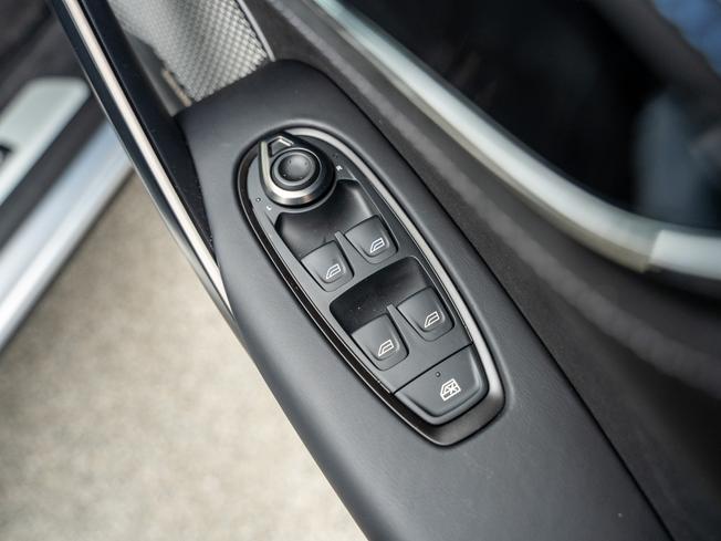 ASTON MARTIN Dbx Photo 18