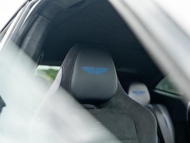 ASTON MARTIN Dbx Photo 24