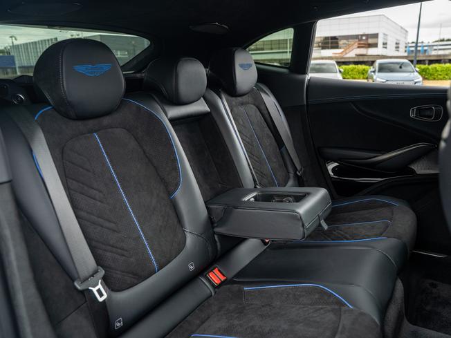 ASTON MARTIN Dbx Photo 25