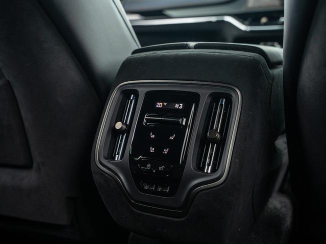 ASTON MARTIN Dbx Photo 28