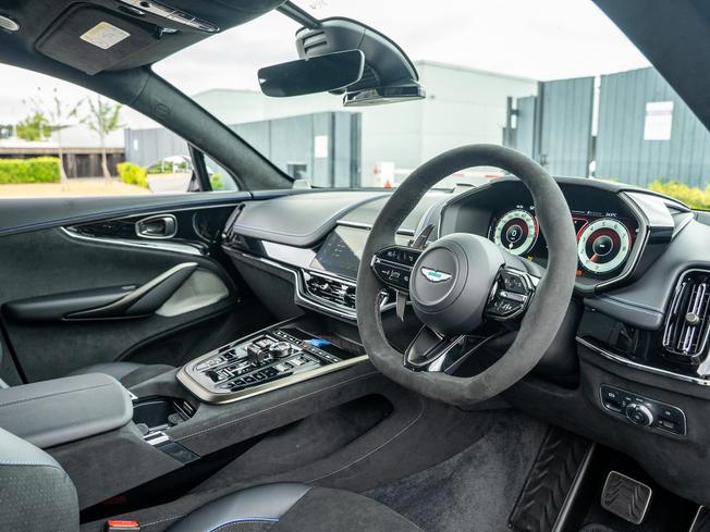 ASTON MARTIN Dbx Photo 3