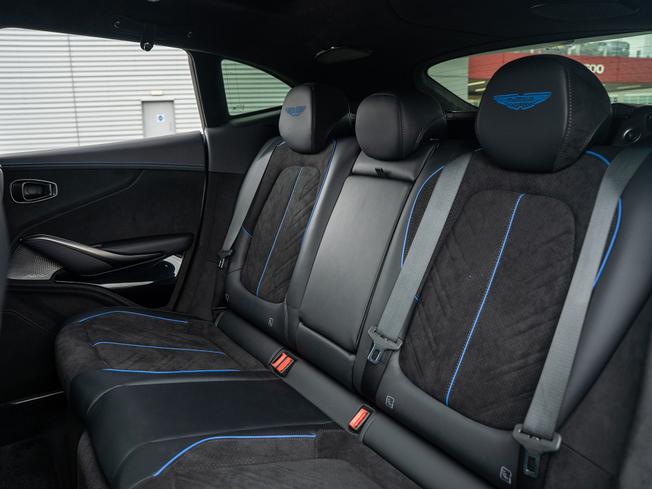 ASTON MARTIN Dbx Photo 31