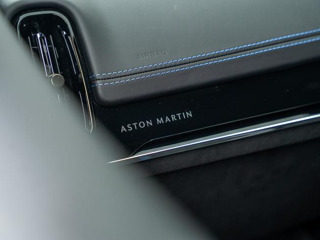 ASTON MARTIN Dbx Photo 35