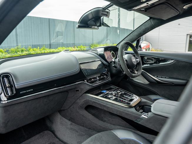ASTON MARTIN Dbx Photo 36