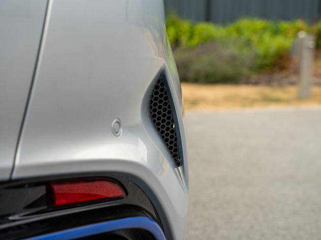 ASTON MARTIN Dbx Photo 42
